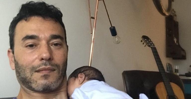 André Rizek posta foto com o filho recém-nascido, Pedro - Reprodução/Instagram