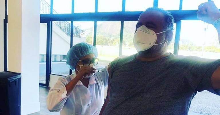 Leo Jaime é vacinado contra Covid-19: ''Presente'' - Reprodução/Instagram