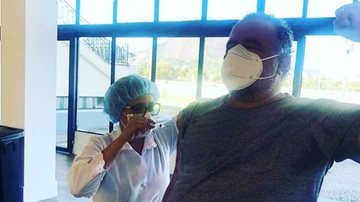 Leo Jaime é vacinado contra Covid-19: ''Presente'' - Reprodução/Instagram