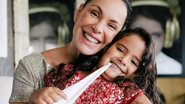 Carolina Ferraz posa em momento carinhoso com a filha - Reprodução/Instagram