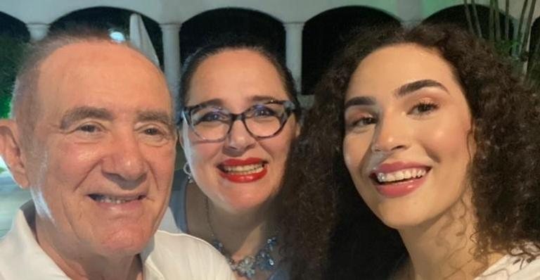 Renato Aragão se diverte ao realizar jogo na companhia de sua mulher, Lilian e sua filha, Livian - Reprodução/Instagram