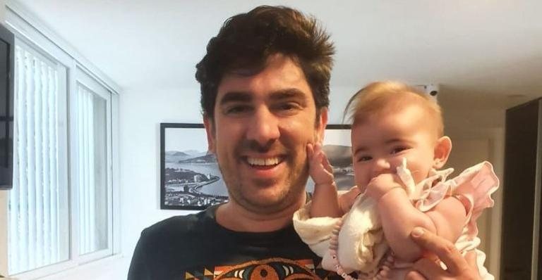 Ao lado da filha, Marcelo Adnet dá 'bom dia' aos seguidores - Reprodução/Instagram