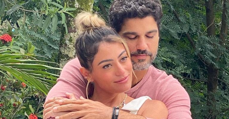 No mar, Carol Castro dá beijo de cinema em Bruno Cabrerizo - Reprodução/Instagram