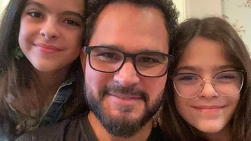 Luciano Camargo posa ao lado das filhas, Isabella e Helena - Reprodução/Instagram