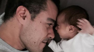 Joaquim Lopes esbanja seu lado papai coruja ao posar para linda selfie com uma de suas filhas gêmeas - Reprodução/Instagram