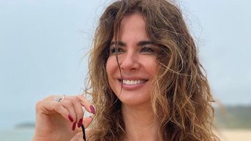 Luciana Gimenez esbanja alegria ao ser flagrada fazendo selfies na praia - Reprodução/Instagram