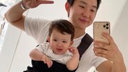 Pyong Lee posa coladinho com o filho, Jake - Foto/Instagram
