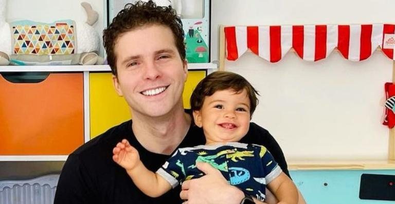 Thiago Fragosos se derreteu ao flagrar o filho, Martin, aprendendo a andar - Reprodução/Instagram
