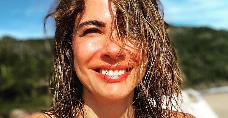 Luciana Gimenez rouba a cena ao surgir de maiô vermelho - Reprodução/Instagram