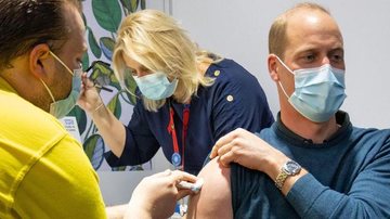 Príncipe William agradece aos envolvidos na campanha de vacinação ao receber a primeira dose do imunizante - Reprodução/Instagram