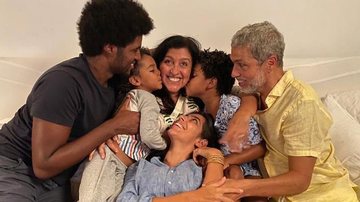 Regina Casé compartilha uma emocionante reflexão ao surgir agarradinha ao filho caçula e ao neto no Dia do Abraço - Reprodução/Instagram