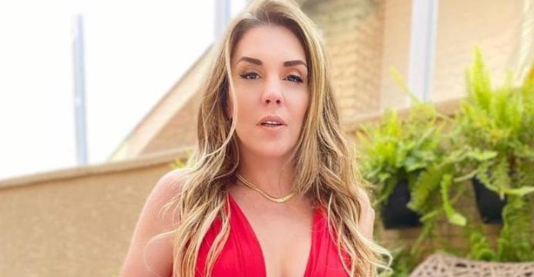 Simony esbanja beleza ao surgir na web com vestido vermelho - Reprodução/Instagram