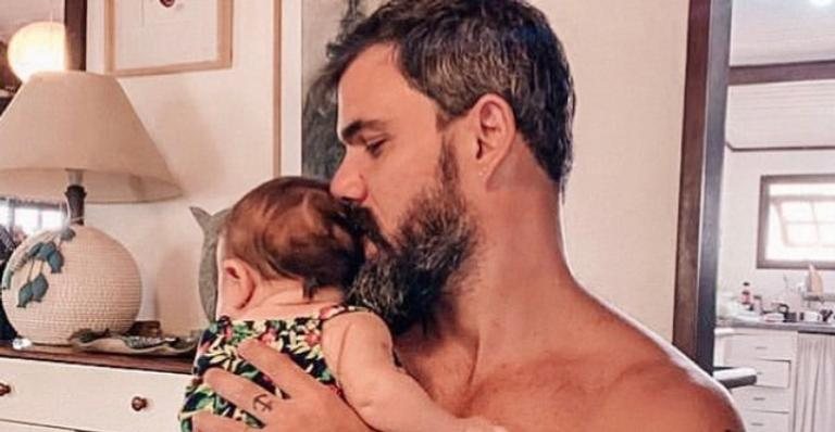 Juliano Cazarré surge abraçadinho com a filha caçula - Reprodução/Instagram