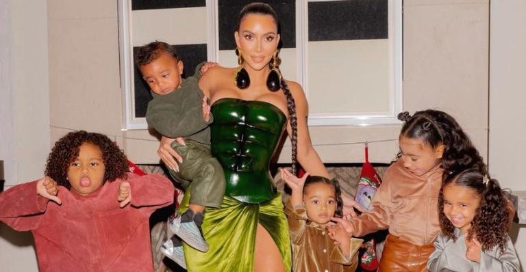 Kim Kardashian esbanja seu lado mamãe coruja ao compartilhar um belíssimo registro em família - Reprodução/Instagram