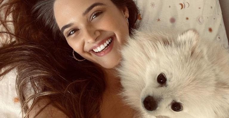 Juliana Paiva posta clique fofíssimo ao lado de seu cãozinho - Reprodução/Instagram