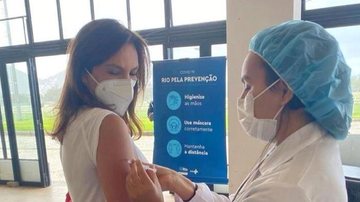 Jornalista Ana Paula Araujo é vacinada contra Covid-19 - Reprodução/Instagram