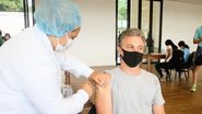 Luciano Huck é vacinado contra Covid-19 no Rio de Janeiro - ADÃO/AGNEWS