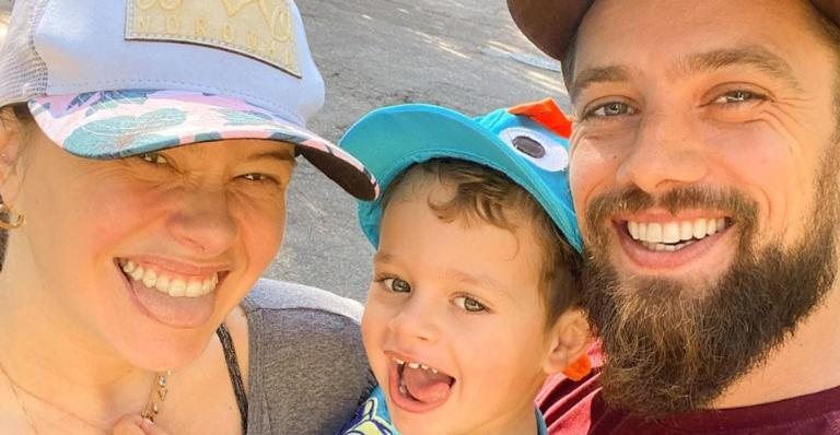 Rafael Cardoso da uma de cabeleireiro do filho e Mari Bridi elogia - Reprodução/Instagram