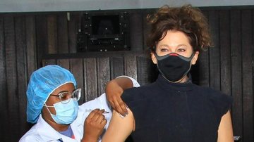 Bárbara Paz é vacinada contra Covid-19 no Rio - Fabricio Pioyani/AgNews