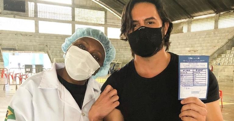 Ricardo Tozzi vai às redes sociais para celebrar o recebimento da primeira dose da vacina contra a Covid-19 - Reprodução/Instagram