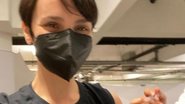 Débora Falabella recebe vacina contra a Covid-19 - Reprodução/Instagram