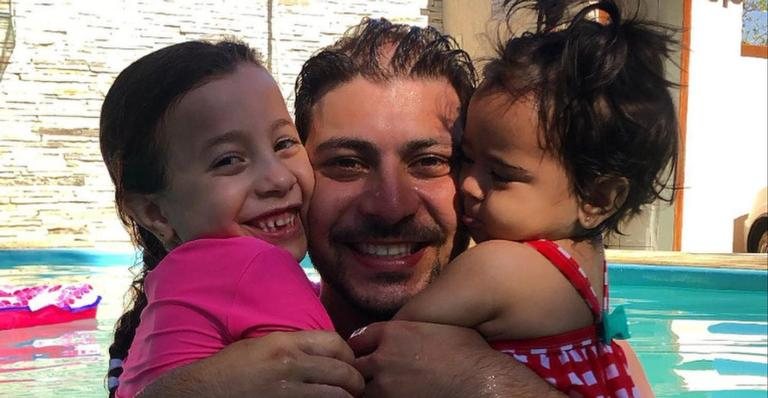 Caio Afiune aproveita banho de piscina com as filhas - Reprodução/Instagram