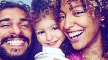 Sheron Menezzes se diverte com a família na praia - Reprodução/Instagram