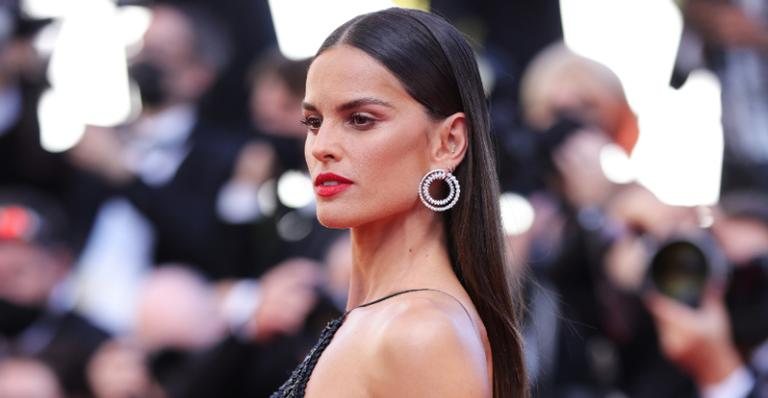 Em Cannes, Izabel Goulart esbanja sensualidade e drama - Getty Images