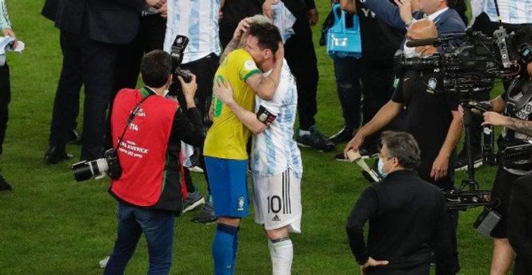 Após vice do Brasil, Neymar Jr. chora em campo e é consolado por Messi - Reprodução/Copa América