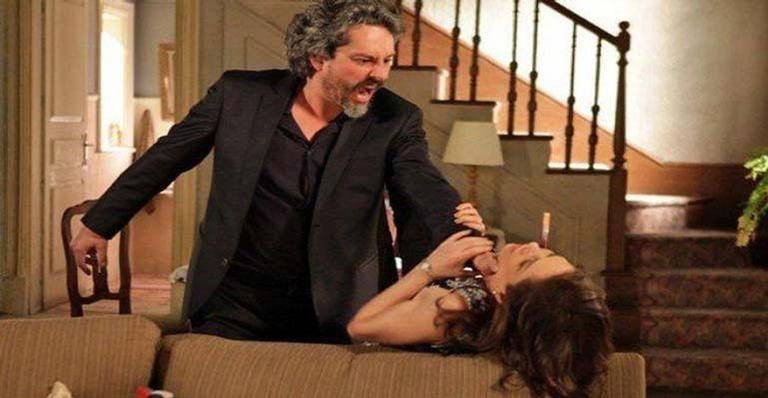 Cora agarra e beija José Alfredo em 'Império' - Divulgação/TV Globo