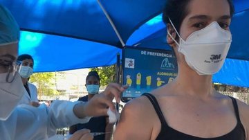Grávida, Maria Flor recebe vacina contra a Covid-19 - Reprodução/Instagram