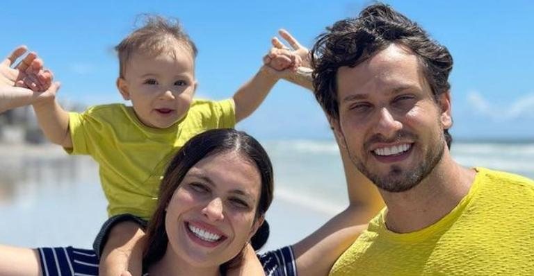 Elieser Ambrósio admira um belíssimo pôr do sol na companhia de seu filho, Bento e da esposa, Kamilla Salgado - Reprodução/Instagram
