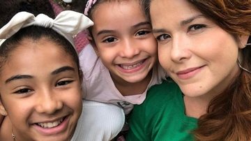 Samara Felippo usa capa para abraçar filhas com Covid-19 - Reprodução/Instagram