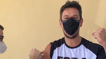 João Vicente de Castro toma a 1ª dose da vacina contra Covid - Reprodução/Instagram