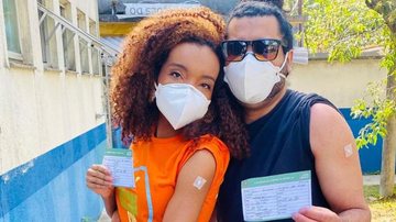 Thelminha e marido recebem a 1ª dose da vacina contra Covid - Reprodução/Instagram