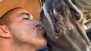 André Marques curte o dia com a cachorra de estimação - Reprodução/Instagram