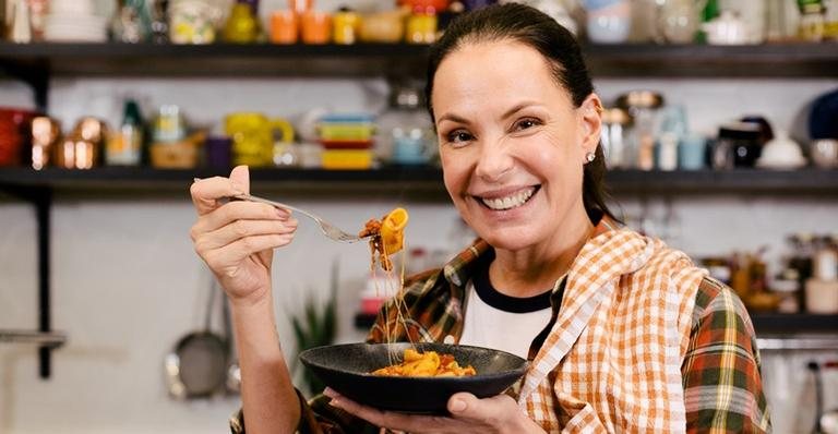 Carolina Ferraz lança livro ''Na Cozinha com Carolina 3'' - Reprodução/Crédito: Nicole Gomes