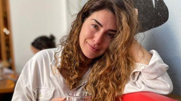 Fernanda Paes Leme aproveita luz natural para fazer pequena sessão de fotos na sala de sua casa - Reprodução/Instagram