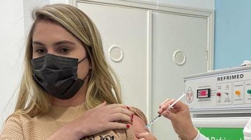Aos 30 anos, Bárbara Evans é vacinada contra a covid-19 - Reprodução/Instagram