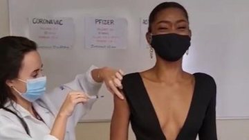 Erika Januza é vacinada contra Covid-19 e se emociona - Reprodução/Instagram
