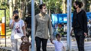 Thales Bretas flagrado passeando com os filhos e Susana Garcia - AgNews
