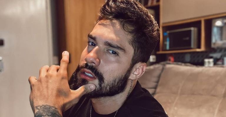 Adeus topete! Bil Araújo surge de cabeça raspada e fãs babam - Reprodução/Instagram