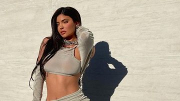 Kylie Jenner ousa na sensualidade ao posar de minissaia - Foto/Instagram