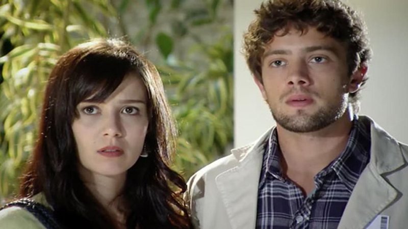 Manuela e Rodrigo se beijam na trama de 'A Vida da Gente' - Divulgação/TV Globo