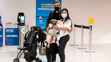 Simone embarcando com sua família no Rio de Janeiro - AgNews