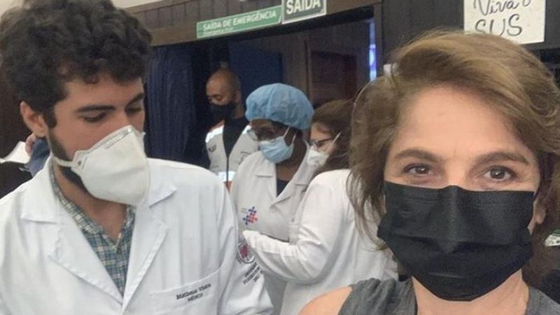 Drica Moraes se emociona com 2ª dose da vacina da covid-19 - Reprodução/Instagram