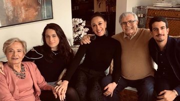 Claudia Raia emociona a web ao descrever a relação de proximidade que sua família construiu com Tarcísio Meira e Glória Menezes - Reprodução/Instagram