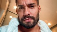 Bil Araújo aparece de sunga durante passeio de lancha - Reprodução/Instagram