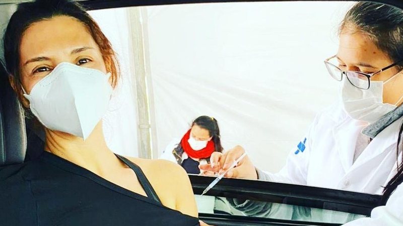 Helena Ranaldi toma a segunda dose da vacina contra a covid - Reprodução/Instagram