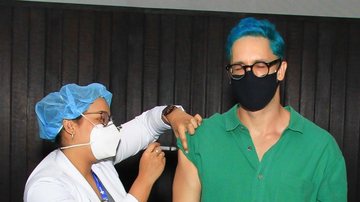 Ator Rainer Cadete é vacinado contra a covid-19 no Rio - Fabricio Pioyani/AgNews